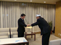 松田県議会議長へ大会決議文を手交する西岡会頭職務代行