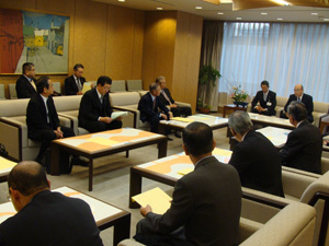 舘盛県議会副議長への決議内容の説明