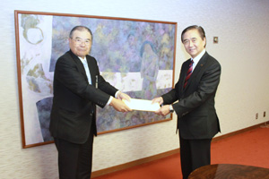 佐々木県連会頭より要望書を提出