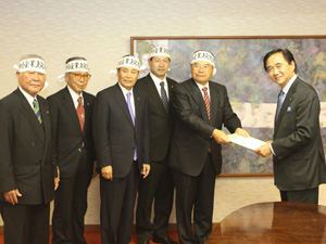 大会決議文を知事へ