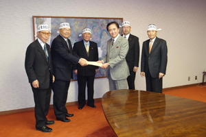 大会決議文を神奈川県知事へ 大会決議文を神奈川県知事へ