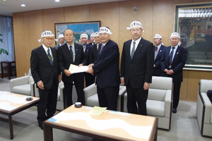 大会決議文を神奈川県議会議長へ 大会決議文を神奈川県議会議長へ