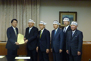 大会決議文を黒川副知事へ 大会決議文を黒川副知事へ
