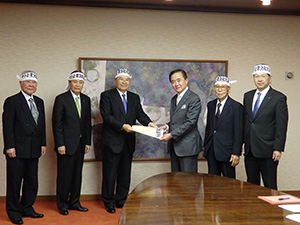 大会決議文を黒岩知事へ 大会決議文を黒岩知事へ