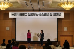 P1011697（花束贈呈）