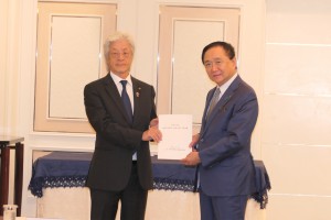 上野会頭から要望書を手交